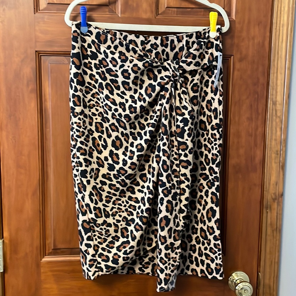 Woman’s size 8 Worthington faux wrap leopard print skirt.